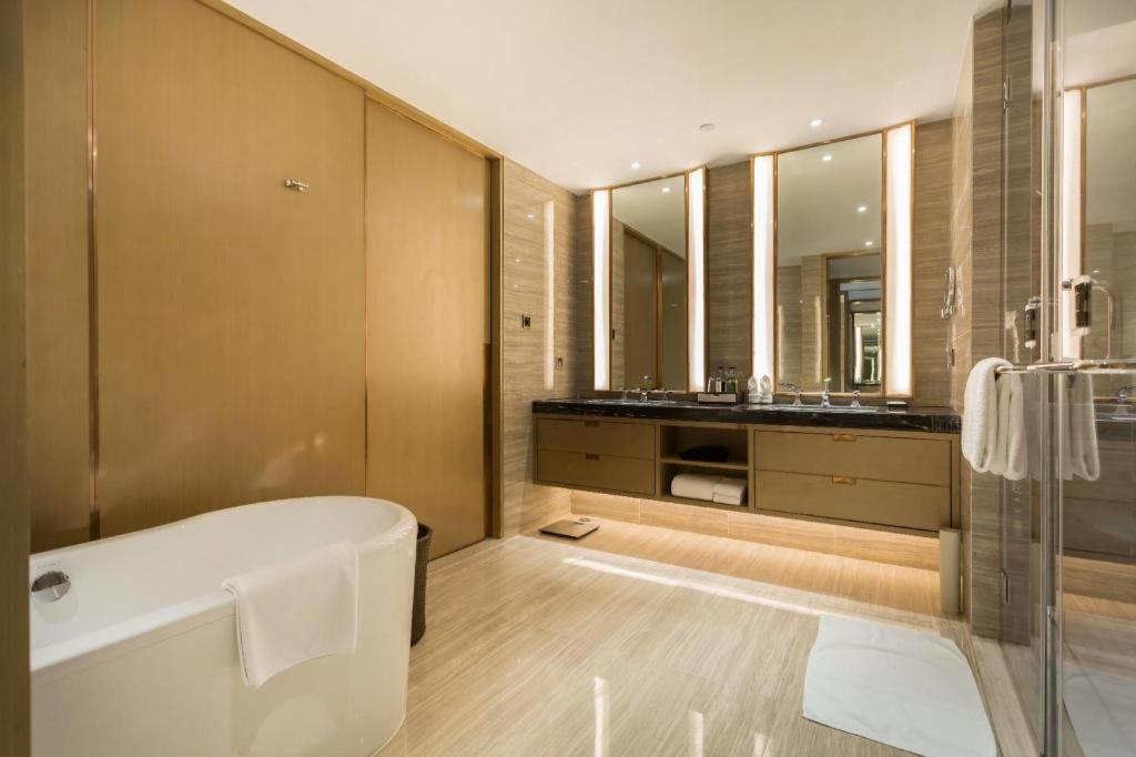 The Qube Hotel Jingzhou Exterior photo